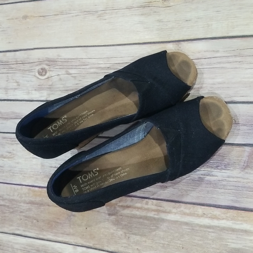 Tom's peep toe wedge